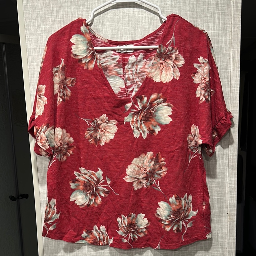 📍FINAL SALE! EUC Maurice’s Red Floral V-Neck 24/7 Tee - Medium
